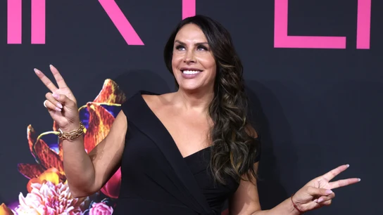 Karla Sofía Gascón triunfa como nominada a los premios Óscar 2025 con 'Emilia Pérez'. La actriz Karla Sofía Gascón posa en un photocall haciendo el símbolo de la victoria con sus manos.