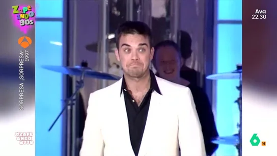 Zapeando recuerda la 'huida' de Robbie Williams en pleno 'Sorpresa, sorpresa': "Un poquito de tranquilidad..." El cantante actuó en el popular programa de Antena 3, presentador por Isabel Gemio, pero no contó con la pasión de las fans españolas. El plató se vio invadido por numerosas jóvenes que querían abrazar al interprete británico.
