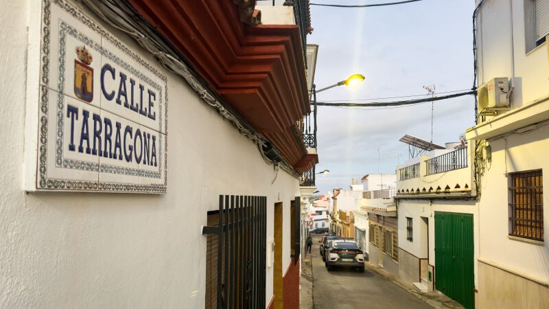 Calle en la que se ha encontrado el cuerpo sin vida de una mujer mayor en Cabezas de San Juan (Sevilla)