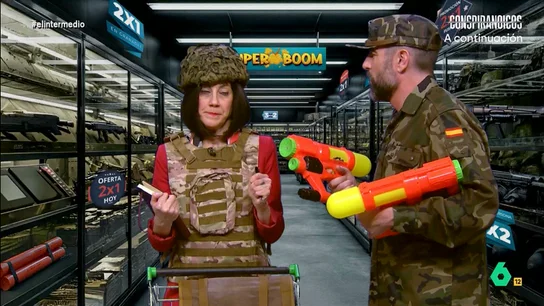 'Margarita Robles', 'a la caza' de ofertas en un supermercado de armas: "Se va enterar Trump de lo que vale el ejército español" Cristina Gallego imita a la ministra Margarita Robles en este vídeo donde tiene que hacer malabares financieros en un supermercado de armas para encontrar, junto al 'recluta' Dani Mateo, fusiles, cuchillos o granadas a buen precio.