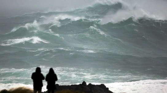 Dos personas obsevan el estado del mar en la costa de Valdoviño, A Coruña, este lunes Dos personas obsevan el estado del mar en la costa de Valdoviño, A Coruña, este lunes