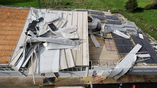 La cubierta de la piscina municipal de Noia, A coruña, este lunes, tras desprenderse el domingo por el viento La cubierta de la piscina municipal de Noia, A coruña, este lunes, tras desprenderse el domingo por el viento