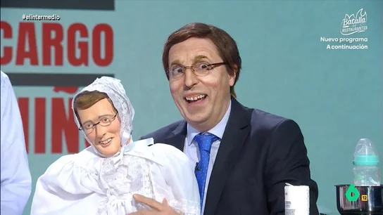 'José Luis Martínez-Almeida' enseña a Wyoming a cambiar un pañal Raúl Pérez se convierte en este vídeo en José Luis Martínez-Almeida, que tras anunciar que será padre junto a Teresa Urquijo, ofrece su propio curso preparto, 'Cariño, ya me ocupo yo del niño', en el que enseña a cambiar pañales o bañar al bebé.