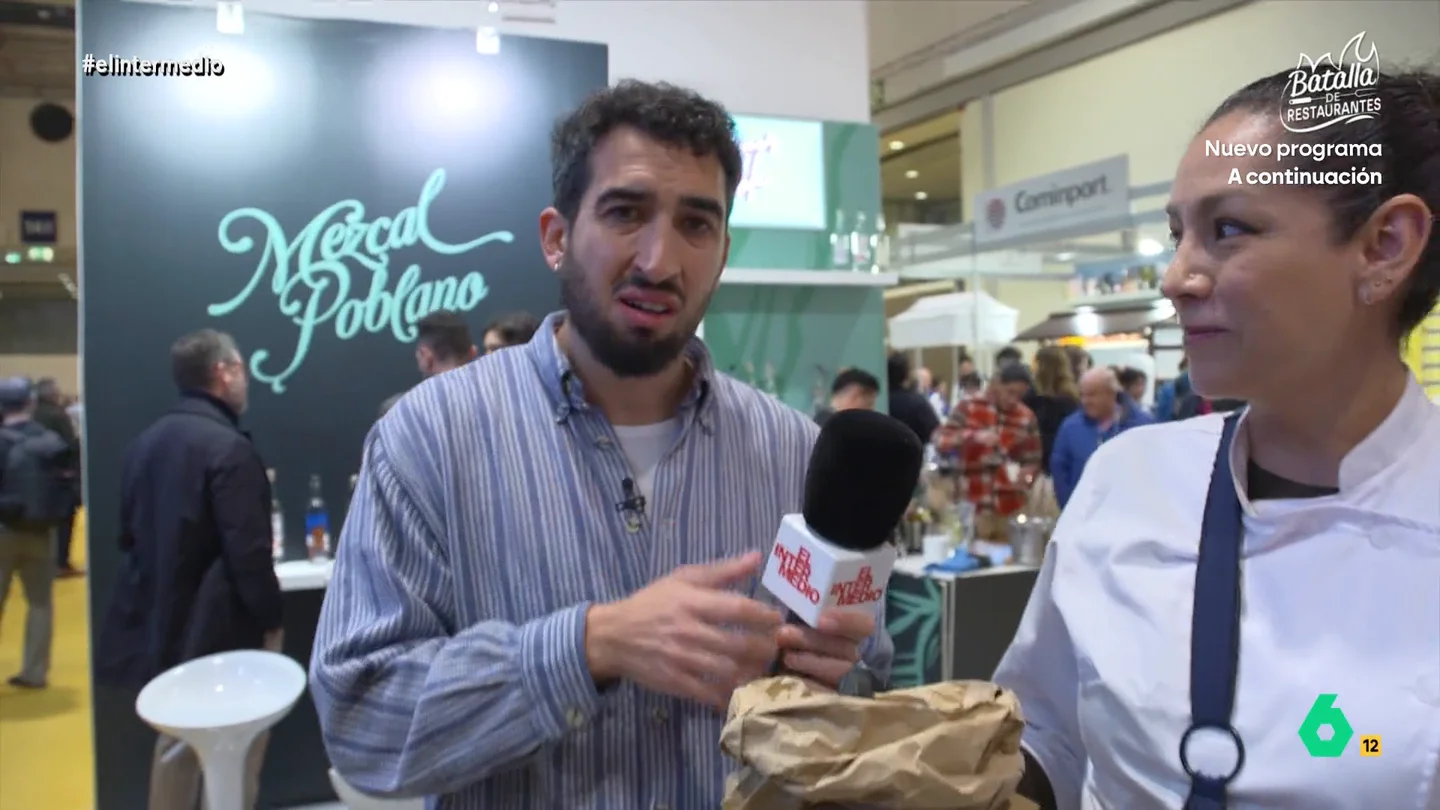 Isma Juárez se atreve a comer grillos fritos en Madrid Fusión Isma Juárez vuelve un año más a Madrid Fusión, una de las ferias gastronómicas más importantes, y en este vídeo disfruta de manjares como la trufa de Teruel, chocolate cortesía del alcalde de León, o comida más exótica llegada de México.