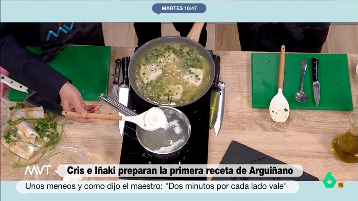 Cristina Pardo e Iñaki López cocinan con el chef Maldonado la primera receta de Karlos Arguiñano: merluza en salsa verde Cristina Pardo e Iñaki López continúan sus clases de cocina con Carlos Maldonado y, en este vídeo, cocinan una receta muy especial: merluza en salsa verde con huevo poché, el primer plato de Karlos Arguiñano en Antena 3.