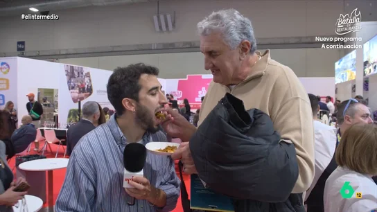Fernando Romay da de comer paella a Isma Juárez en Madrid Fusión Con un micrófono y varios tápers para que no se le escape nada, Isma Juárez visita Madrid Fusión, una de las ferias gastronómicas más importantes del país. En este vídeo entrevista a uno de los jueces y 'caza' paella con Fernando Romay.
