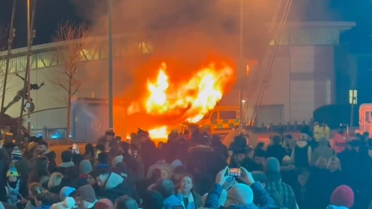 Fuego en el estadio del Manchester City antes del partido ante el Brujas Fuego en el estadio del Manchester City antes del partido ante el Brujas
