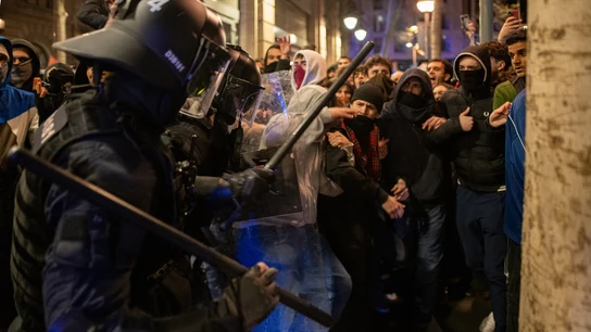 Batalla campal durante el desalojo de la Antiga Escola Massana (Barcelona) Agentes de los Mossos d'Esquadra cargan contra manifestantes