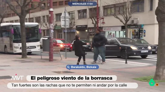 Las impresionantes imágenes de la fuerza del viento en Barakaldo: 'abrazos' involuntarios y gente que casi sale volando Joanna Ivars muestra cómo los fuertes vientos de la borrasca Ivo han complicado la vida a los vecinos de Barakaldo, dejando espectaculares imágenes de personas arrastradas por las rachas y obligadas a 'chocar' con sus vecinos para frenarse.