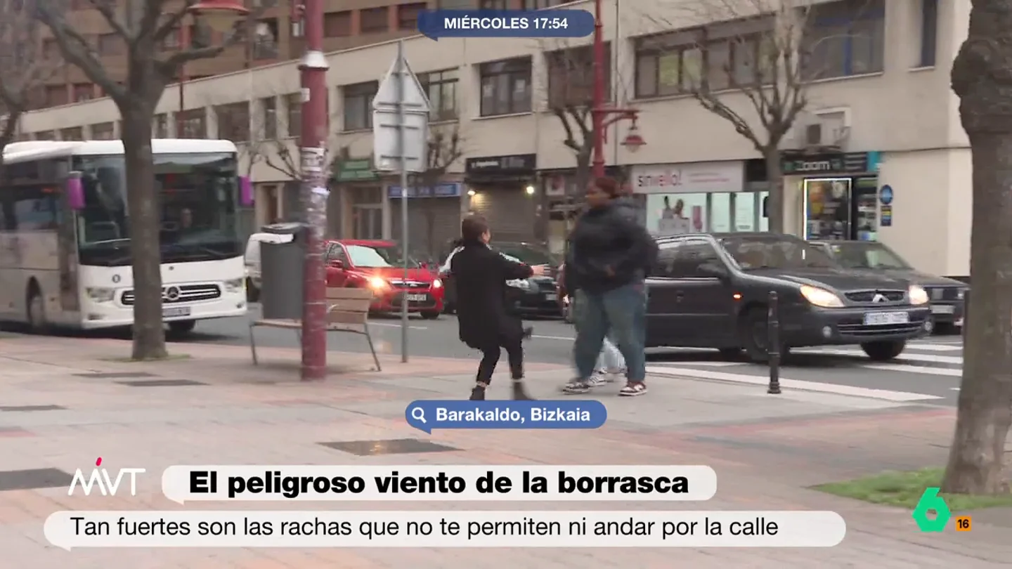 Las impresionantes imágenes de la fuerza del viento en Barakaldo: 'abrazos' involuntarios y gente que casi sale volando Joanna Ivars muestra cómo los fuertes vientos de la borrasca Ivo han complicado la vida a los vecinos de Barakaldo, dejando espectaculares imágenes de personas arrastradas por las rachas y obligadas a 'chocar' con sus vecinos para frenarse.