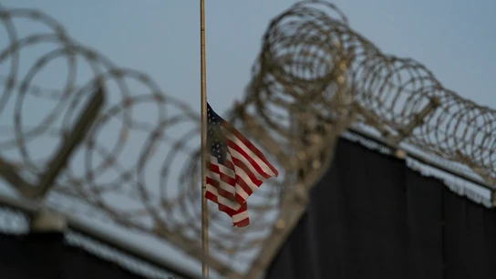 La valla de Guantánamo, con la bandera de Estados Unidos al fondo a media asta La valla de Guantánamo, con la bandera de Estados Unidos al fondo a media asta