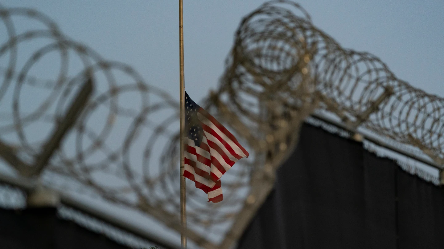 La valla de Guantánamo, con la bandera de Estados Unidos al fondo a media asta La valla de Guantánamo, con la bandera de Estados Unidos al fondo a media asta