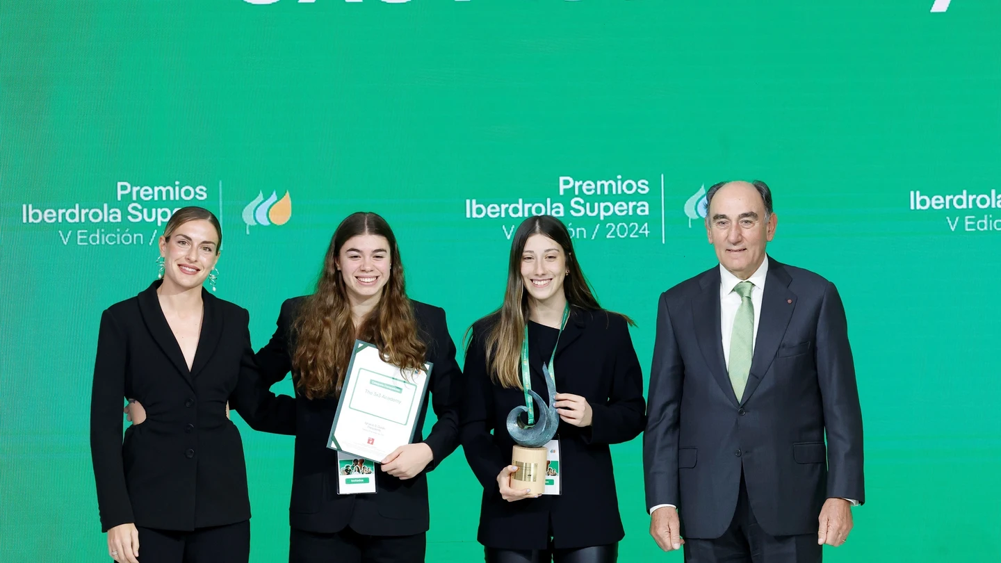 Alexia Putellas y el presidente de Iberdrola, Ignacio Galán, con las ganadoras del Premio Supera Competición Alexia Putellas y el presidente de Iberdrola, Ignacio Galán, con las ganadoras del Premio Supera Competición