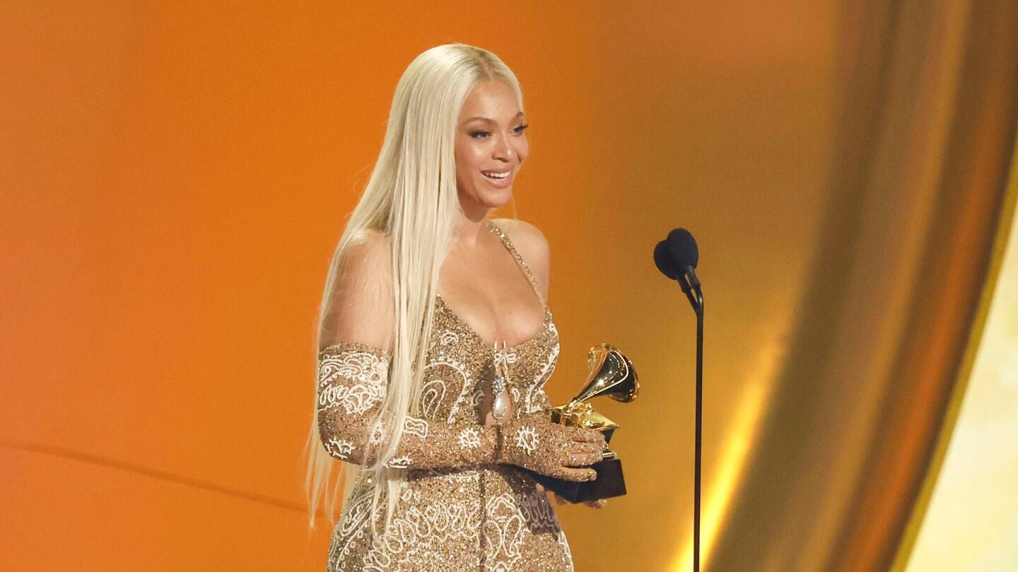 Beyoncé recoge el Grammy.