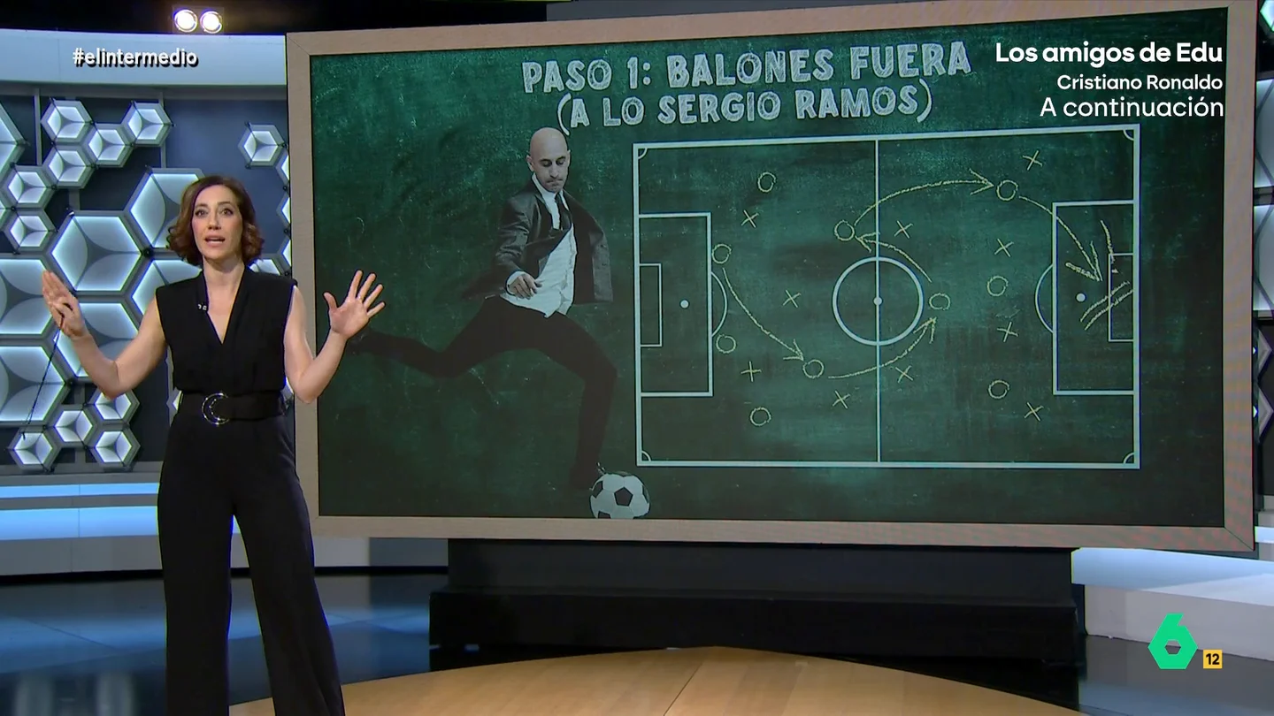 Cristina Gallego desvela la táctica jurídica de Rubiales, 'Piquito a piquito': "No es la del Cholo, pero se le va la chola" La colaboradora de El Intermedio indica que entre los pasos que ha seguido el expresidente de la RFEF está echar balones fuera, el "piscinazo de Coca Cola" o el 'toca toca'.