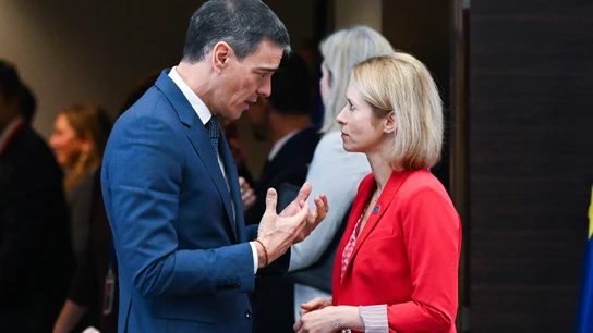 Pedro Sánchez y la jefa de Asuntos Exteriores de la UE, Kaja Kallas, conversan al llegar a una reunión de líderes de la Unión Europea. Pedro Sánchez y la jefa de Asuntos Exteriores de la UE, Kaja Kallas, conversan al llegar a una reunión de líderes de la Unión Europea.