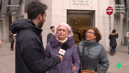 Una señora no se corta cuando Isma Juárez le pregunta cuál es su hija favorita: "La pequeña porque el diálogo es mejor" La señora afirma que su hija mayor tiene "muy buen corazón" pero, a pesar de ello, su hija pequeña es su preferida. Juárez aclara, además, que elegir no significa que no quieran a su otro hijo.