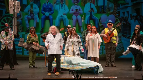 La chirigota 'Abre los ojos' durante su actuación en el Teatro Falla este domingo. La chirigota 'Abre los ojos' durante su actuación en el Teatro Falla este domingo.