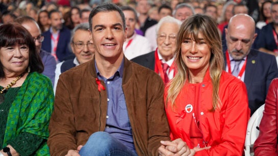 Pedro S&aacute;nchez y su mujer, Bego&ntilde;a G&oacute;mez, en la clausura del Congreso del PSOE en Sevilla