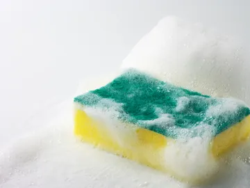 Un estropajo con espuma Un estropajo con espuma