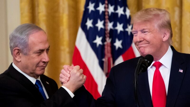 Imagen de archivo del 28 de enero de 2020 de Donald Trump y Benjamin Netanyahu.