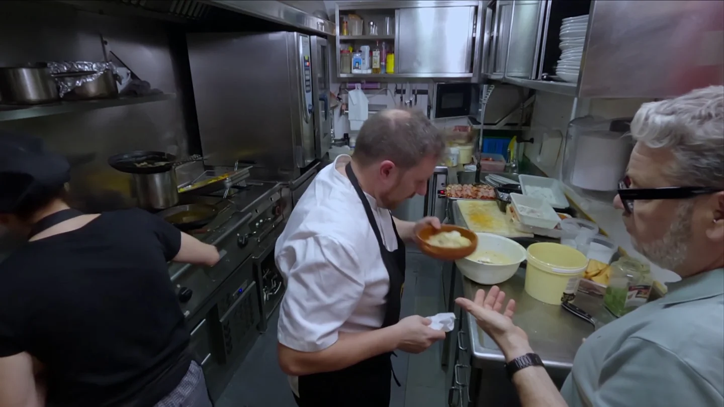 El mal rato de Alberto Chicote al devolver su plato al dueño del Doyuno: "Tengo un problema, mi bacalao canta" El mal rato de Alberto Chicote al devolver su plato al dueño del Doyuno: "Tengo un problema, mi bacalao canta"
