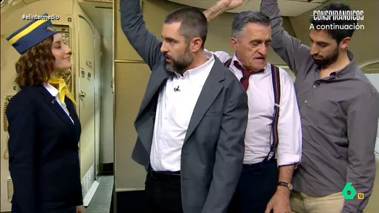 Wyoming, Isma Juárez y Dani Mateo, pasajeros de pie en un avión de Ryanair: Dani Mateo, Isma Juárez y Wyoming prueban la nueva modalidad que está estudiando Ryanair: que los pasajeros vuelen de pie. En este vídeo, se encuentran con la 'auxiliar' Cristina Gallego, que les ofrece varias 'ofertas'.