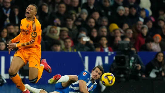 La dura entrada de Carlos Romero a Mbappé durante el Espanyol-Real Madrid La dura entrada de Carlos Romero a Mbappé durante el Espanyol-Real Madrid