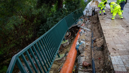 Operarios retiran barro y piedras en la avenida de Benalmádena de Torremolinos, zona de El Pinillo Operarios retiran barro y piedras en la avenida de Benalmádena de Torremolinos, zona de El Pinillo