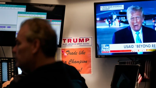 Un funcionario de Wall Street sigue las últimas noticias de Donald Trump Un funcionario de Wall Street sigue las últimas noticias de Donald Trump