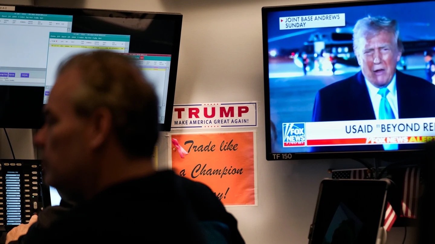 Un funcionario de Wall Street sigue las últimas noticias de Donald Trump Un funcionario de Wall Street sigue las últimas noticias de Donald Trump