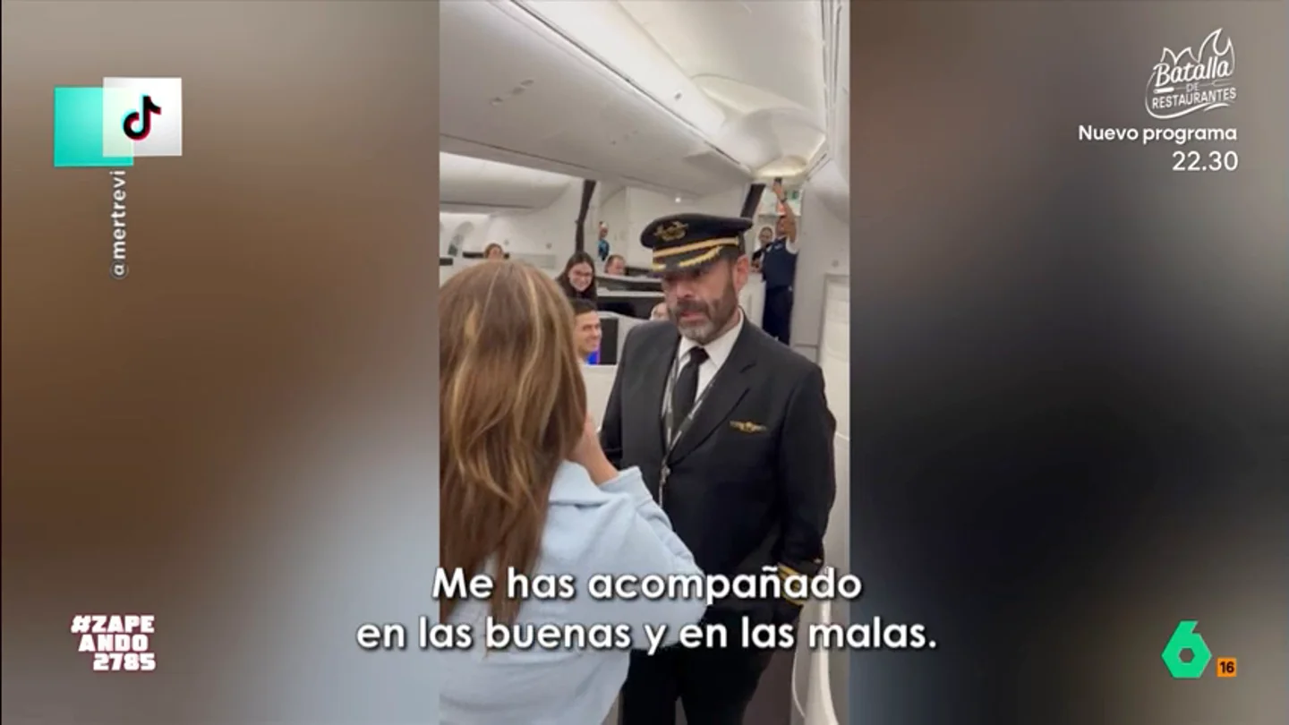 ¡Viva el amor! Un piloto de avión pide matrimonio a su novia en pleno vuelo Los pasajeros del avión vivieron un romántico momento cuando el piloto decidió declarar su amor por su pareja que estaba también en esa aeronave. Además, no dudo en arrodillarse para pedirle matrimonio delante de todos.