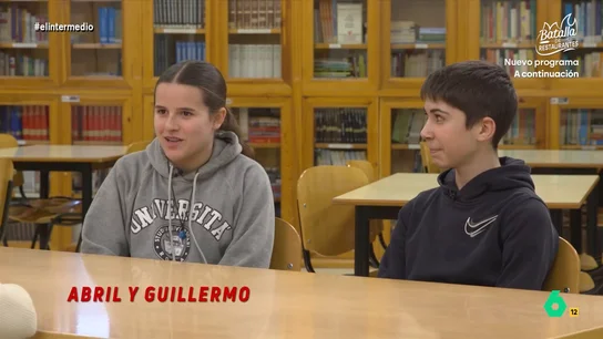 Así responde una joven cuando Thais Villas le pregunta si se siente española: "Más que la tortilla de patatas" ¿Tienen sentimiento patriótico los adolescentes? La reportera ha visita un instituto para conocer la opinión de los jóvenes alumnos. No te pierdas sus respuestas en el vídeo principal.