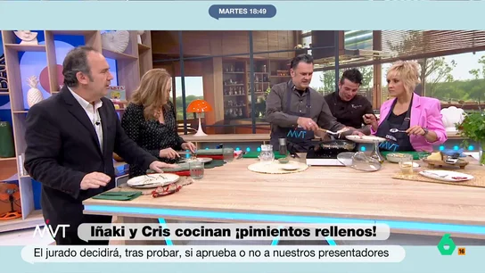 El veredicto de Juande Colmenero y Elisa Beni a los pimientos rellenos de Iñaki López y Cristina Pardo Iñaki López y Cristina Pardo cocinan hoy, con las lecciones de Carlos Maldonado, unos pimientos rellenos con bacalao y queso manchego. En este vídeo, Elisa Beni y Juande Colmenero dictan 'sentencia' al plato.