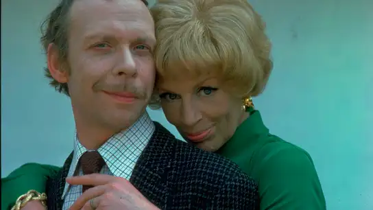 Los actores Brian Murphy y Yootha Joyce en el personaje de George y Mildred Roper en la serie de comedia George And Mildred. Los actores Brian Murphy y Yootha Joyce en el personaje de George y Mildred Roper en la serie de comedia George And Mildred.