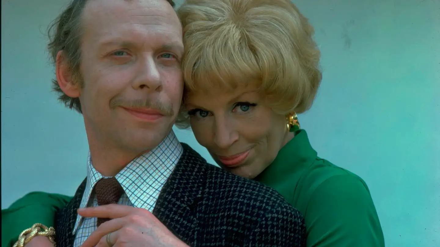 Los actores Brian Murphy y Yootha Joyce en el personaje de George y Mildred Roper en la serie de comedia George And Mildred. Los actores Brian Murphy y Yootha Joyce en el personaje de George y Mildred Roper en la serie de comedia George And Mildred.