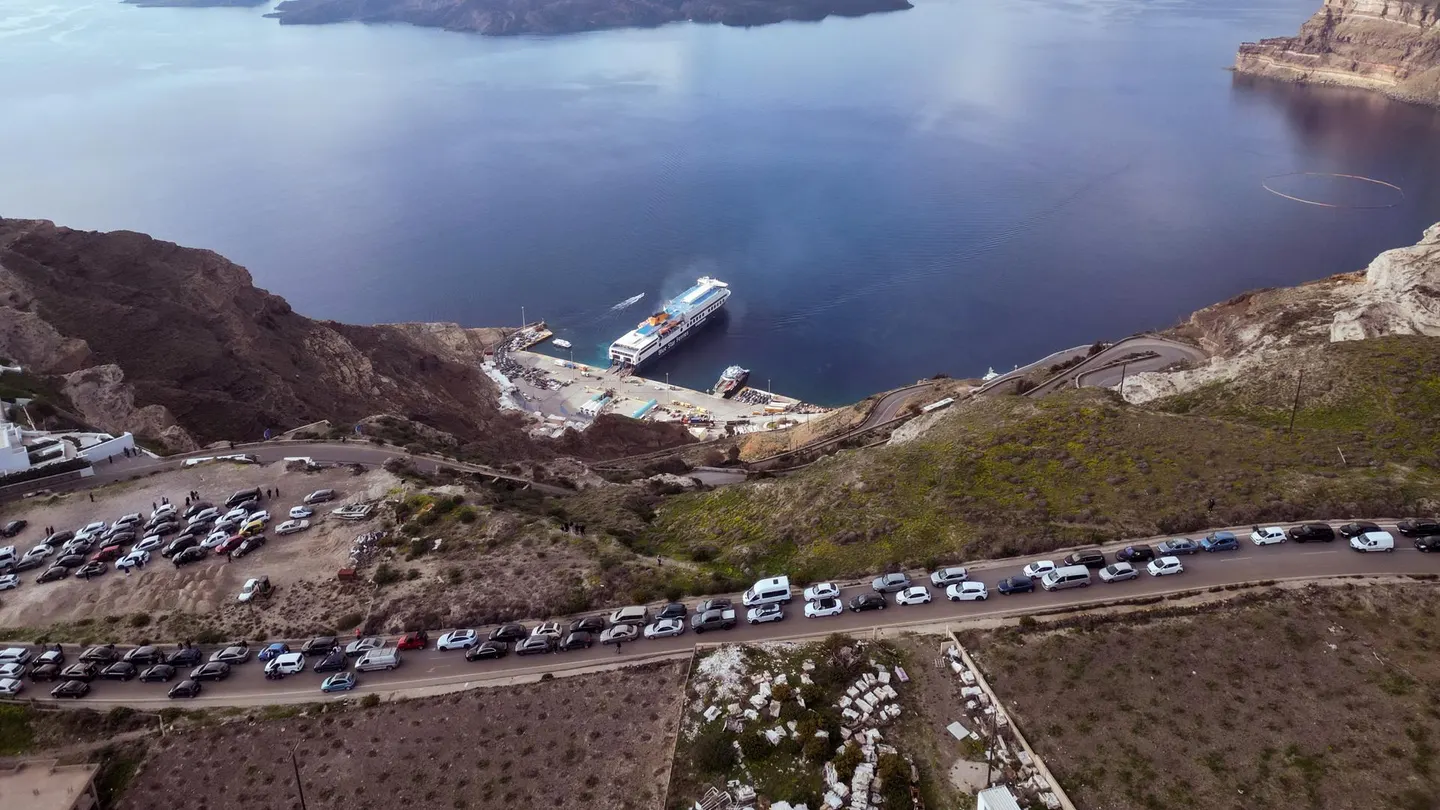 Miles de personas abandonan Santorini por miedo a un gran terremoto tras los seísmos que sacuden la isla Miles de personas abandonan Santorini por miedo a un gran terremoto tras los seísmos que sacuden la isla