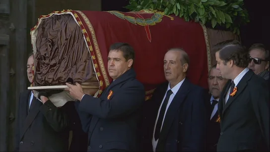 Familiares de Franco portan el ataúd del dictador a su salida de la basílica del Valle de los Caídos Familiares de Franco portan el ataúd del dictador a su salida de la basílica del Valle de los Caídos