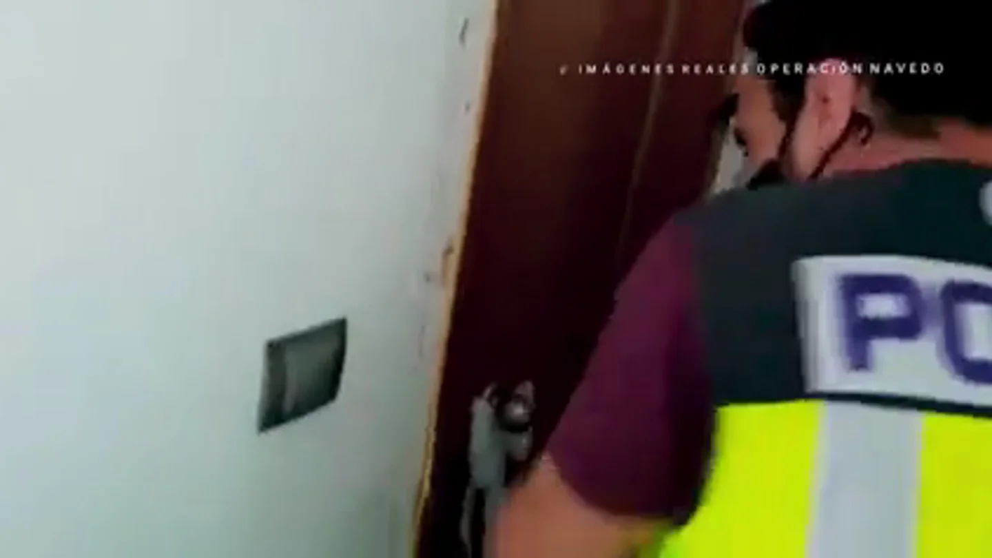 Las impactantes imágenes de la policía deteniendo al líder de la organización que hackeaba teléfonos: "Nos consideraba estúpidos" Las impactantes imágenes de la policía deteniendo al líder de la organización que hackeaba teléfonos: "Nos consideraba estúpidos"