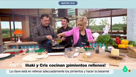 Iñaki López, a Cristina Pardo tras derramar aceite de oliva: "Vamos a tener que trabajar hasta el 6 de agosto para pagar eso" Además de preparar deliciosos y sencillos platos, las clases de cocina de Iñaki López y Cristina Pardo con Carlos Maldonado también dejan momentos divertidos, como este con el aceite de oliva como involuntario protagonista.