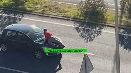 "¡Que me vas a matar!": nuevas imágenes de la discusión que provocó que un conductor circulase con un hombre sobre el capó "¡Que me vas a matar!": nuevas imágenes de la discusión que provocó que un conductor circulase con un hombre sobre el capó