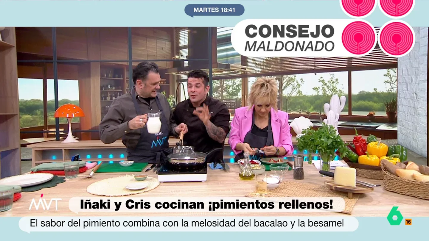 Los dos sencillos trucos de Carlos Maldonado para una bechamel sin grumos: leche caliente y "no para de remover" ¿Es posible hacer una bechamel casera sin grumos? Carlos Maldonado comparte en este vídeo dos sencillos consejos para lograrlo mientras cocina con Iñaki López y Cristina Pardo unos pimientos rellenos de bacalao.