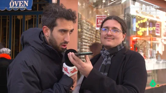 Isma Juárez responde a una madre que niega tener un hijo favorito Isma Juárez intenta comprobar si los padres tienen un hijo favorito y, para ello, llama en este vídeo a la madre de un chico, que niega por activa y por pasiva que haya un predilecto entre el entrevistado o sus hermanas. El momento, en este vídeo.