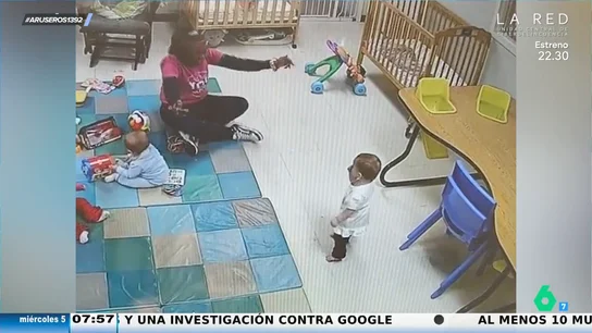 Las cámaras de seguridad registran el emocionante momento en que un bebé da sus primeros pasos Las cámaras de seguridad registran el emocionante momento en que un bebé da sus primeros pasos