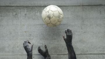 Bonobos jugando con un balón