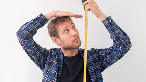 Hombre midiendo su altura Hombre midiendo su altura