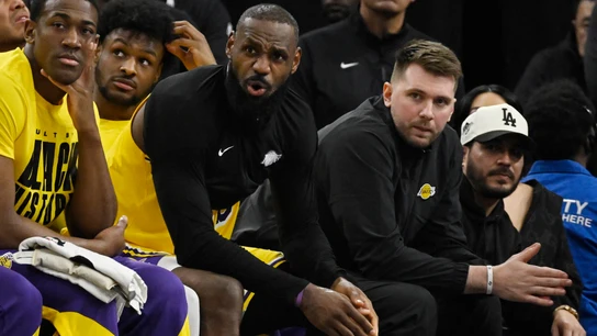 LeBron James y Luka Doncic en el banquillo LeBron James y Luka Doncic en el banquillo