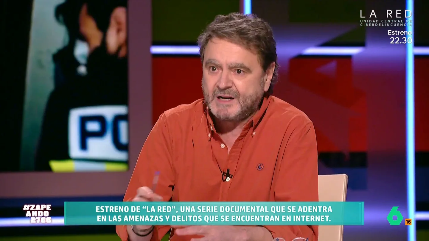 Paco Jiménez desvela cómo es trabajar con la Policía: "Siempre hay algún detalle que no cuentan" El periodista expone que la Unidad de Ciberdelincuencia de la Policía Nacional está compuesta por agentes muy preparados que no trabajan rastreando la red sino que también hacen trabajo de campo.