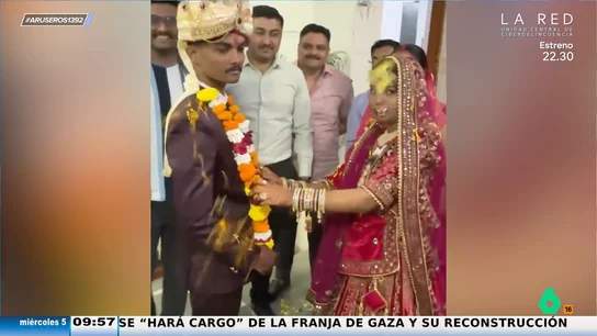 La novia de una boda india denuncia a la familia de su novio por aportar poca comida al banquete y acaba casándose en comisaría La novia de una boda india denuncia a la familia de su novio por aportar poca comida al banquete y acaba casándose en comisaría
