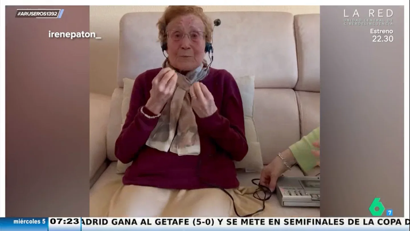 La emotiva reacción de una abuela al escuchar la voz de su padre grabada en una cinta encontrada por sus nietos La emotiva reacción de una abuela al escuchar la voz de su padre grabada en una cinta encontrada por sus nietos